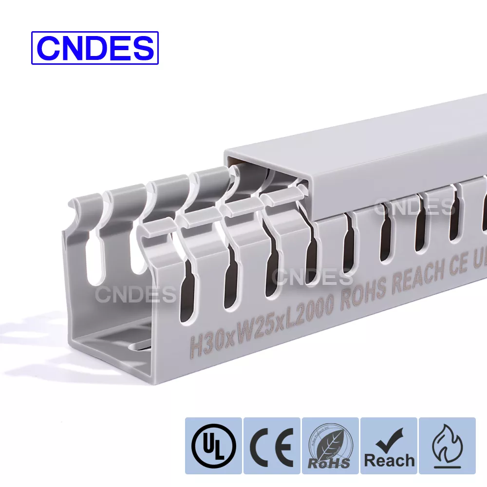 30 × 25 lõhikuga PVC traadi kaitsekanal